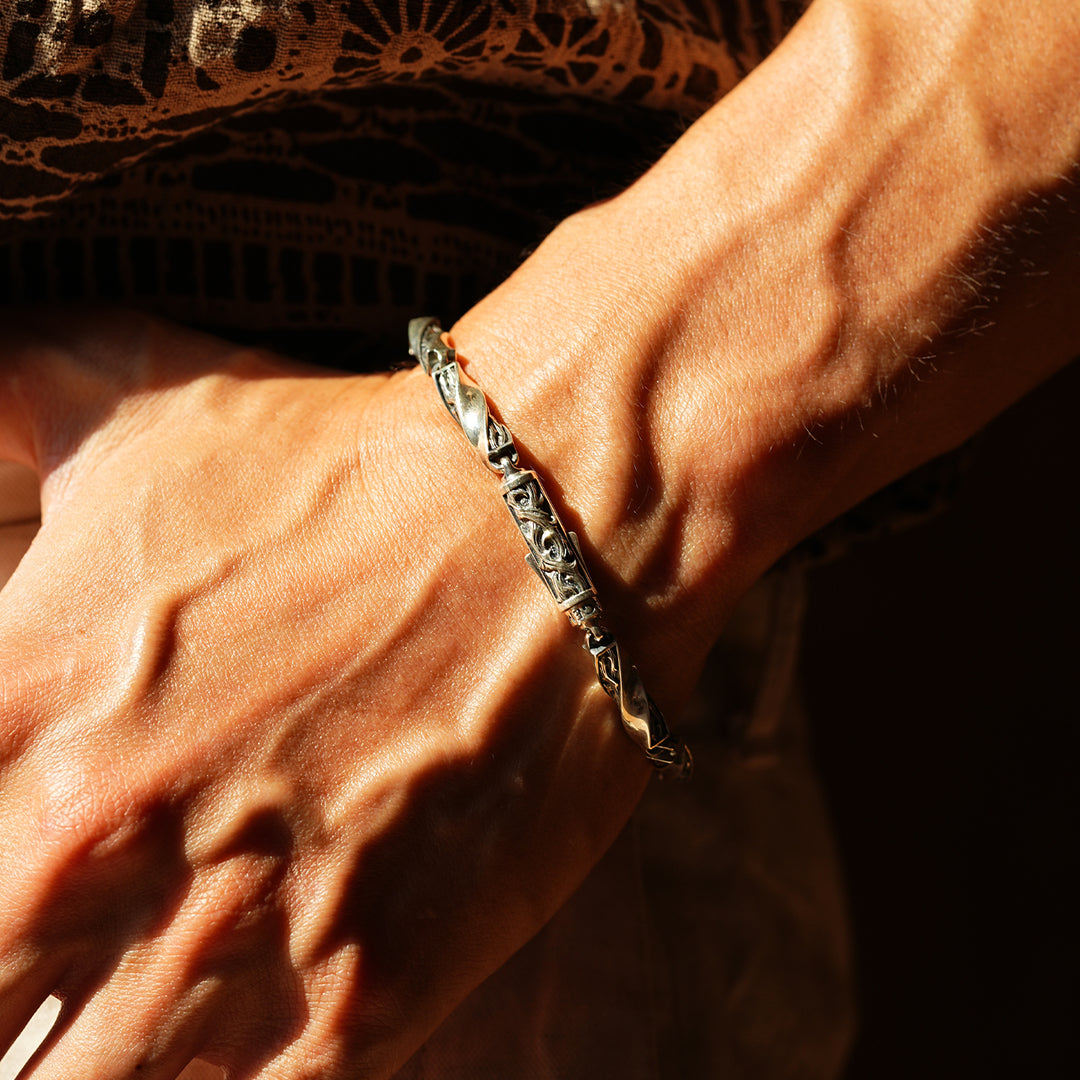Solid Thorn Möbius Bracelet